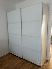 Armadio grande Pax IKEA con ante in vetro