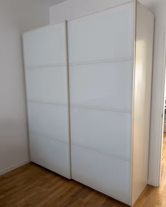 Armadio grande Pax IKEA con ante in vetro