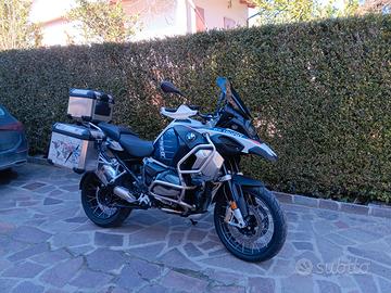 FULL Optional, completa di tris di borse.