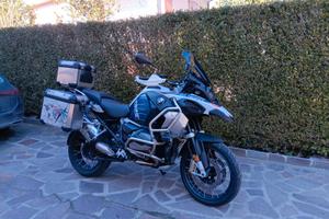 FULL Optional, completa di tris di borse.