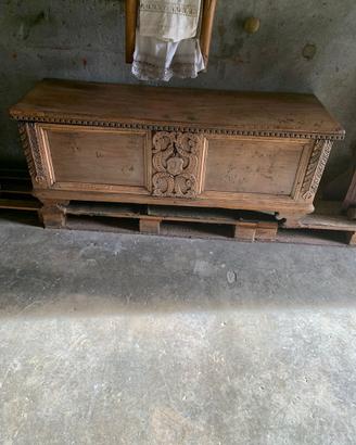 Cassapanca in noce del 700