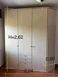 Armadio in legno chiaro
