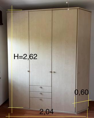 Armadio in legno chiaro