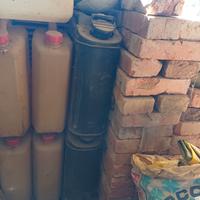 taniche di metallo e di plastica per benzina