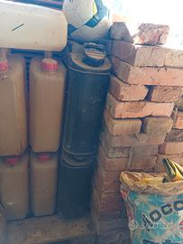 taniche di metallo e di plastica per benzina