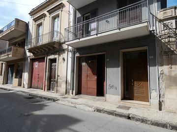 Via Giusti, ampio magazzino con spazi esterni