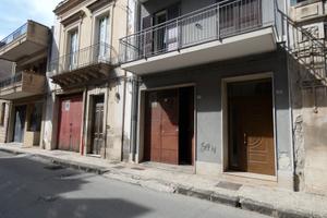 Via Giusti, ampio magazzino con spazi esterni