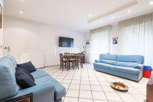 5 LOCALI RISTRUTTURATO CON CANTINA E GARAGE