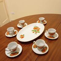 Servizio di tazzine da caffè con piatto di portata