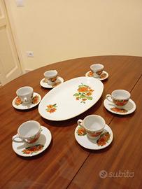 Servizio di tazzine da caffè con piatto di portata