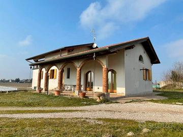 Appartamento di 260 m² con più di 5 locali a Chiog