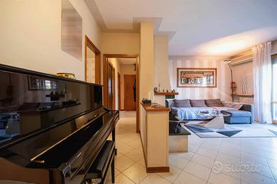 Appartamento di 103 m² con 5 locali e box auto a S