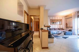 Appartamento di 103 m² con 5 locali e box auto a S