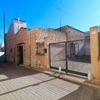 Casa indipendente angolare con patio