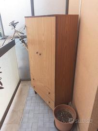 Mobiletto porta oggetti.