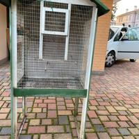 Voliera con abbeveratoi e mangiatoie