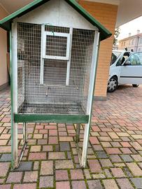 Voliera con abbeveratoi e mangiatoie