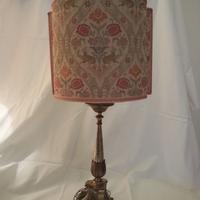 Vecchio candeliere adattato a lampada