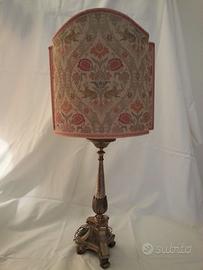 Vecchio candeliere adattato a lampada