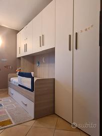 Armadio a ponte con doppio materasso