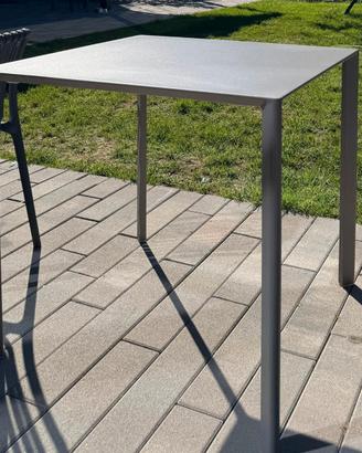 32 Tavoli in ferro disponibili – €98 cadauno