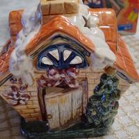 casetta in ceramica lavorata e dipinta a mano 