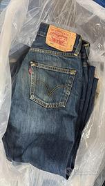 Stock Jeans Levi's per Rivenditori