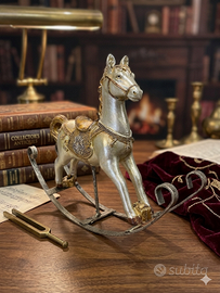 Cavallo a dondolo ornamentale vintage.