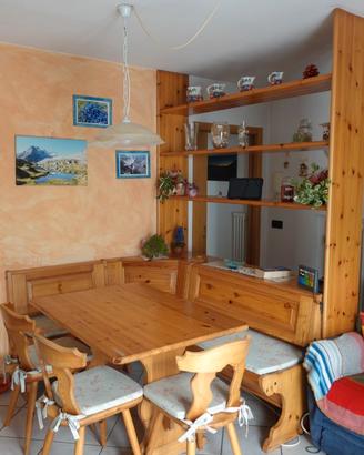 Tavolo panca sedie credenza tirolese