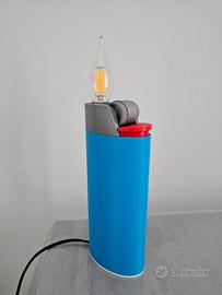 Lampada da tavolo ispirata accendino Bic Azzurro