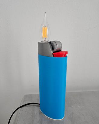 Lampada da tavolo ispirata accendino Bic Azzurro