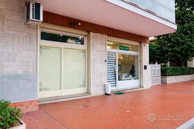 Locale accanto a farmacia