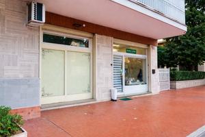 Locale accanto a farmacia