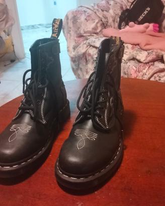 Dr Martens e borsetta abbinata, edizione limitata 