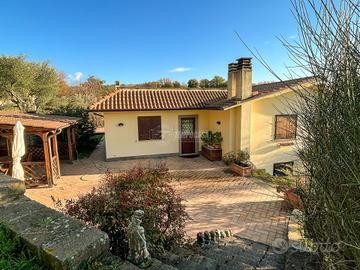 VILLA UNIFAMILIARE IMMERSA NEL VERDE