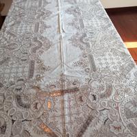 Tovaglia in lino ricamata