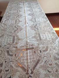 Tovaglia in lino ricamata
