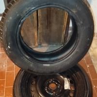 Pneumatici n. 2 di qui uno con cerchio in ferro 