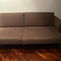 Comodo e spazioso divano 2/3 posti