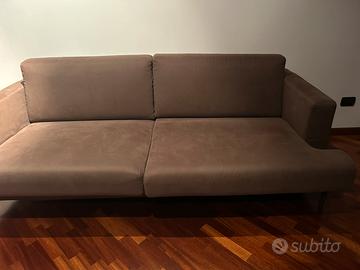 Comodo e spazioso divano 2/3 posti