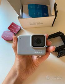 GoPro HERO7 White  + accessori