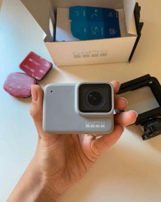 GoPro HERO7 White  + accessori