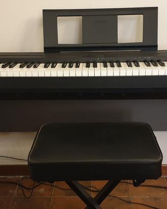 Pianoforte digitale Yamaha P-45 con sgabello