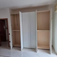 Armadio bianco ad ante battenti