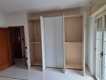 Armadio bianco ad ante battenti