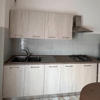 Cucina con piano cottura e pensili