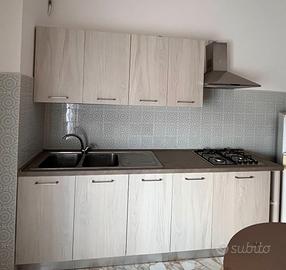 Cucina con piano cottura e pensili