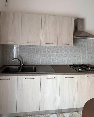 Cucina con piano cottura e pensili