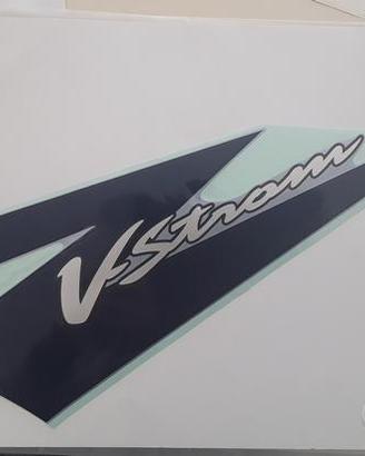 Adesivo emblema sx suzuki dl650v-strom k4-k6