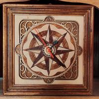 Orologio da parete rosa dei venti in legno 